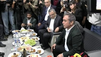 CHP Genel Başkanı Özgür Özel, Diyarbakır’da Amedspor'u ziyaretinde; "Geçmişte Amedspor'u