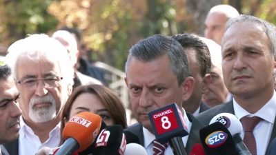 CHP Genel Başkanı Özgür Özel, Cumhurbaşkanı Recep Tayyip Erdoğan'ı ayakta