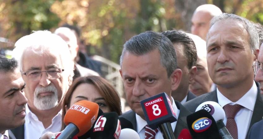 CHP Genel Başkanı Özgür Özel, Cumhurbaşkanı Recep Tayyip Erdoğan'ı ayakta