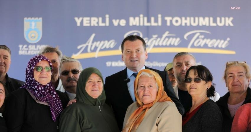 Silivri Belediyesi, Büyükçavuşlu Mahallesi’nde Arpa Dağıtım Töreni'nin üçüncü ayağını gerçekleştirdi.