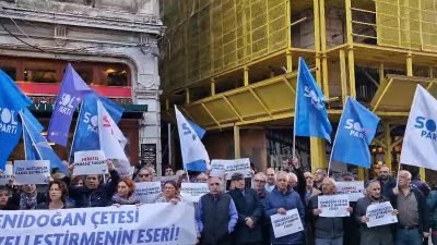 SOL Parti üyeleri, “yenidoğan çetesi” olayını, İstanbul’daki Taksim Tünel’de “Özel