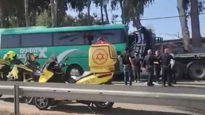 İsrail'in Tel Aviv şehrindeki Mossad karargahı yakınında bir kamyonun otobüs