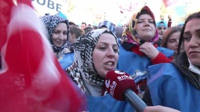 Türk-İş'in düzenlediği "Zordayız, geçinemiyoruz" eylemine katılan işçiler yaşadıkları ekonomik zorluklara