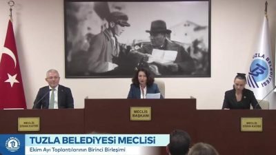Tuzla Belediye Meclisi Toplantısı'nda AK Parti ve CHP'li meclis üyeleri