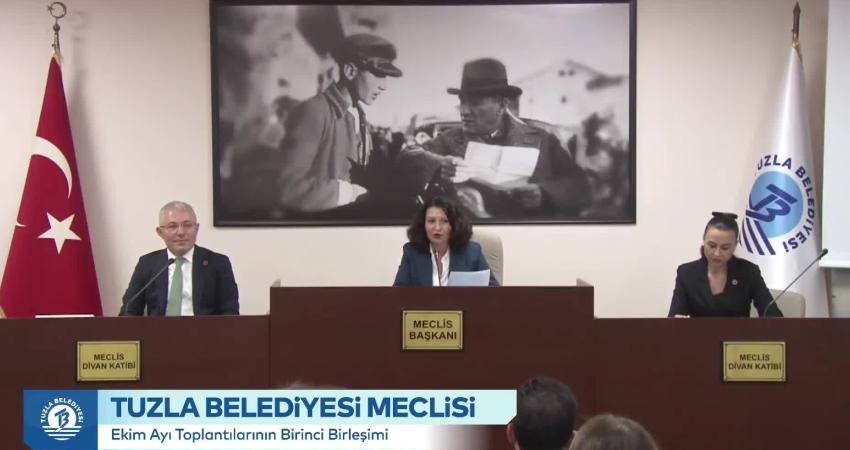 Tuzla Belediye Meclisi Toplantısı'nda AK Parti ve CHP'li meclis üyeleri