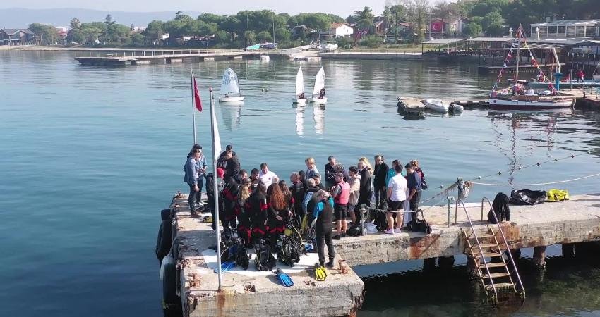 Cumhuriyetin 101’inci yılı, Tuzla’da denizde yapılan bir etkinlikle kutlandı. 14