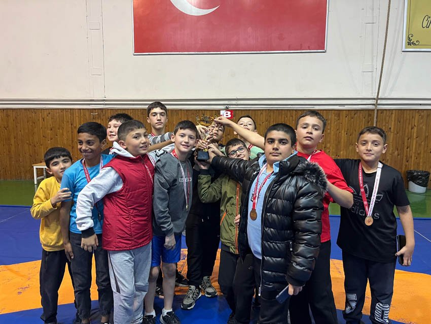 Altındağ Belediyesi Spor Kulübü'nün başarılı güreşçileri, “10 Kasım Kupası Serbest