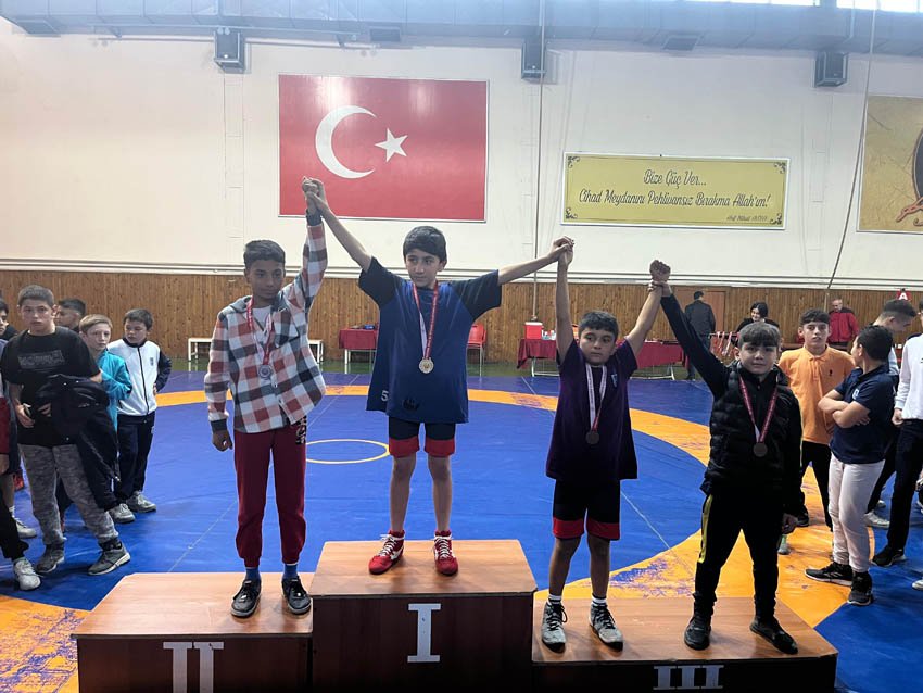 Altındağlı güreşçiler, madalyaları topladı. Altındağ Belediyesi Spor Kulübü'nün madalya avcısı