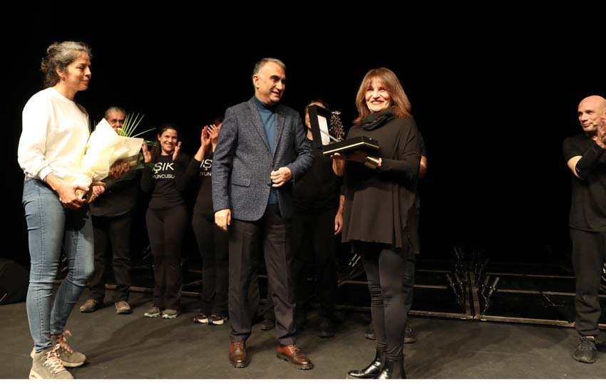 kentfest-tiyatro-festivalinde-on-adimda-unutmak-oyunuyla-sanat-dolu-bir-final