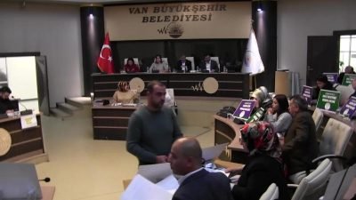 Van Büyükşehir Belediye Eşbaşkanı Abdullah Zeydan, "Kayyım bir darbedir, demokrasilerde