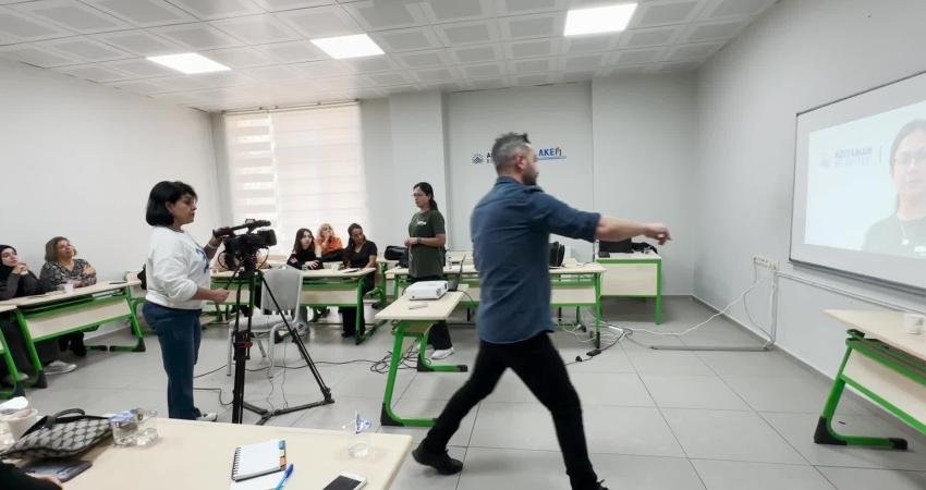 Adıyaman Belediyesi tarafından kurulan 04.17 Belgesel Film Atölyesi’nde kamera eğitimleri