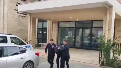 AK Parti Beylikdüzü İlçe Başkanlığına taşlı saldırı düzenleyen şüpheli gözaltına alındı.