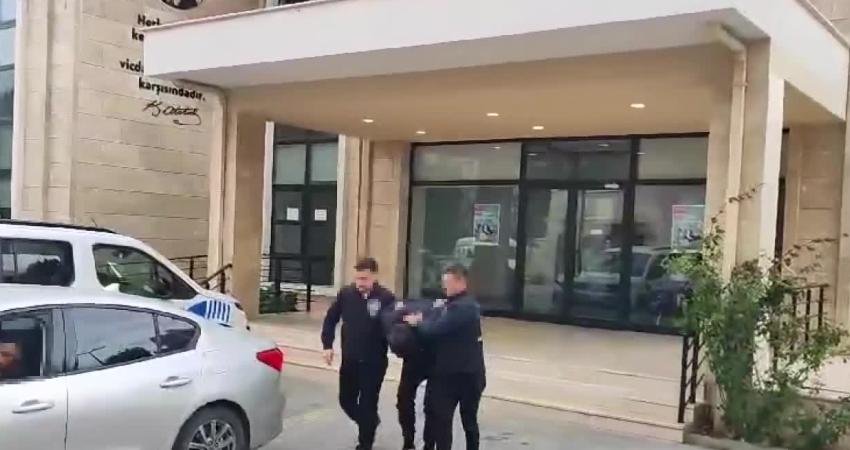 AK Parti Beylikdüzü İlçe Başkanlığına taşlı saldırı düzenleyen şüpheli gözaltına alındı.