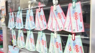 Aksaray’da piyango bayiliği yapan Yüksel Yiğit, vatandaşları sahte biletlere karşı