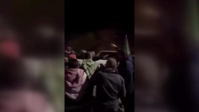 İsrail şirketi ZIM'e ait konteynerleri taşıdığı belirtilen bir kamyonun önünü