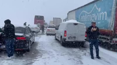 Ankara-İstanbul yolunda kar yağışı ve buna bağlı olarak yaşanan kazalar