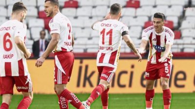 Süper Lig'in 12. haftasında Antalyaspor sahasında Bodrum FK'yı 3-2 mağlup
