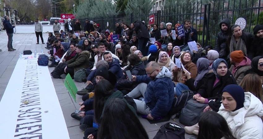 Atanamayan öğretmenler Milli Eğitim Bakanlığı (MEB) önünde oturma eylemi yaptı.