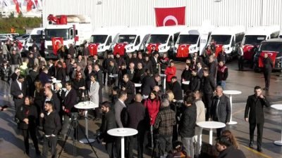 Ataşehir Belediyesi filosuna kattığı 59 yeni araç ile çöp toplama
