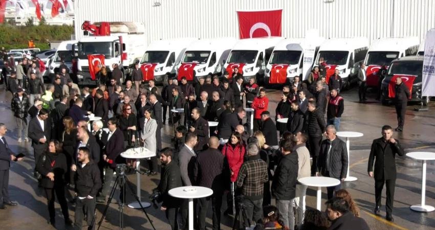 Ataşehir Belediyesi filosuna kattığı 59 yeni araç ile çöp toplama