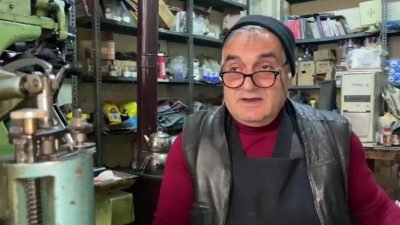 Ardahan'da yaklaşık 25 yıldır ayakkabı tamiri ile uğraşan Erdal Uygur,
