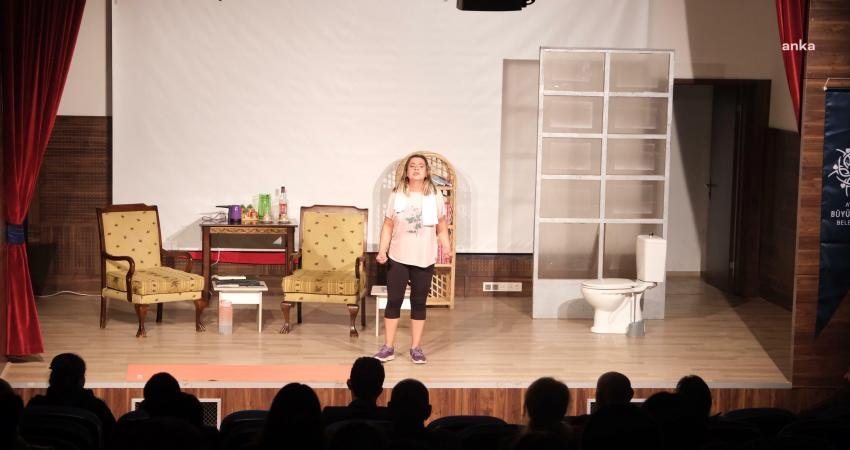 Aydın Büyükşehir Belediyesi Şehir Tiyatroları, Koçarlı’da “Şimdi Ne Olacak” oyununu