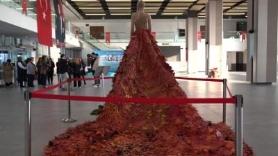 Balıkesir Büyükşehir Belediyesi’nin kadın çalışanları, kadın ve çocuk cinayetlerine tepki