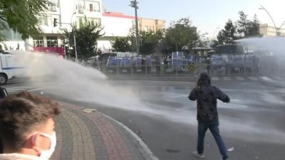 İçişleri Bakanlığı’nca Batman Belediyesi’ne kayyum atanmasını protesto eden gruba polis