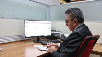Belediye'nin çağrı merkezinde vatandaşların taleplerini dinleyen Bayrampaşa Belediye Başkanı Hasan