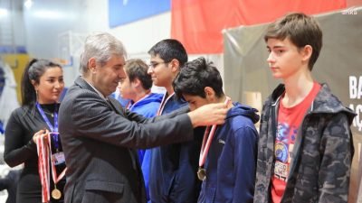 Bayrampaşa Belediyesi, tüm vatandaşların katılabildiği bir satranç turnuvası düzenledi. İki