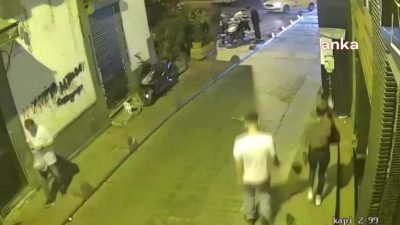 Beyoğlu’nda  geçen ay bir genç kızın önünü sokakta yürüdüğü