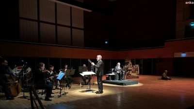 Usta oyuncu Müjdat Gezen, keman virtüözü Cihat Aşkın, kemancı, orkestra