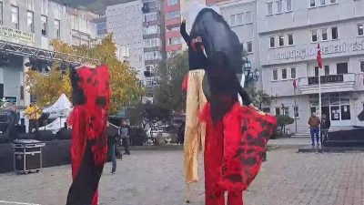 Borçka Demir Elma Festivali birbirinden farklı etkinlikler ile sürüyor. Festival