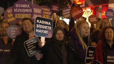 "Kadına Yönelik Şiddet ve Istismarı Önleme Farkındalık Yürüyüşü"ne katılan Çeşme