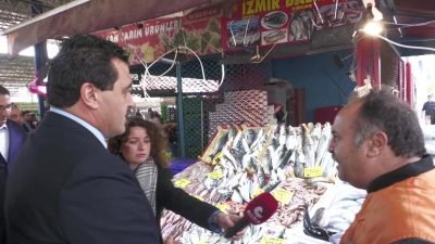 CHP Genel Başkan Yardımcısı Ulaş Karasu, İzmir’de semt pazarında hem