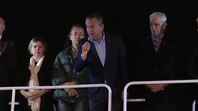 CHP Genel Başkanı Özgür Özel, Mardin Büyükşehir Belediyesi önüne giderek