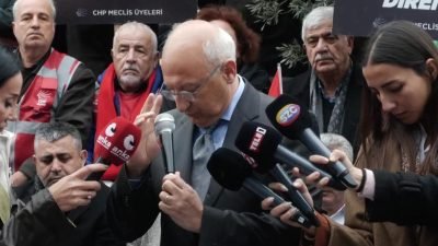 Esenyurt Belediyesi önündeki kayyum nöbetine katılan CHP Eskişehir Milletvekili Utku Çakırözer
