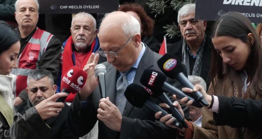 Esenyurt Belediyesi önündeki kayyum nöbetine katılan CHP Eskişehir Milletvekili Utku Çakırözer