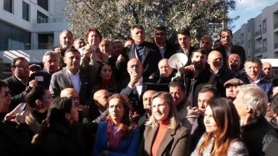 CHP’lilerin Esenyurt Belediyesi'ne kayyum atamasına karşı nöbeti sürüyor. Polis barikatları