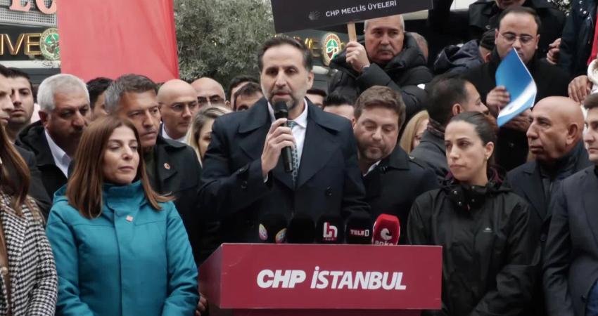 Esenyurt Belediyesi önündeki "Demokrasi Nöbeti"ne katılan CHP Ardahan Milletvekili Özgür