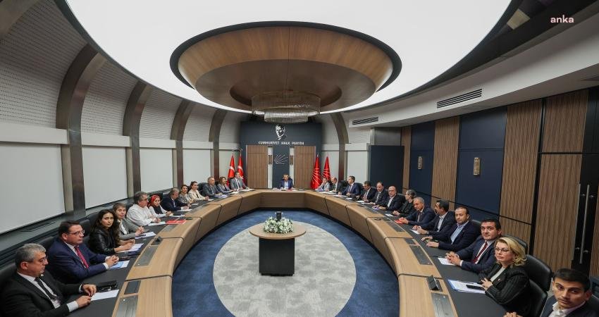 CHP MYK'nın Genel Başkan Özgür Özel başkanlığında parti genel merkezinde