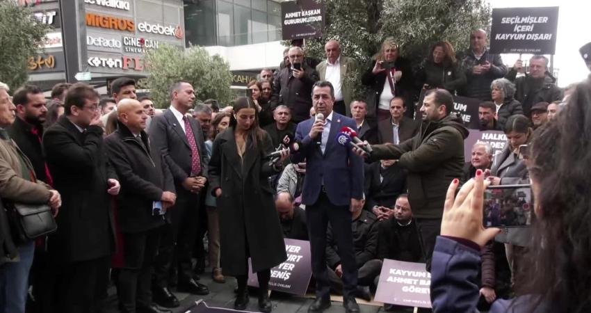 CHP Grup Başkanvekili Ali Mahir Başarır, Esenyurt Belediyesi önünde kayyuma