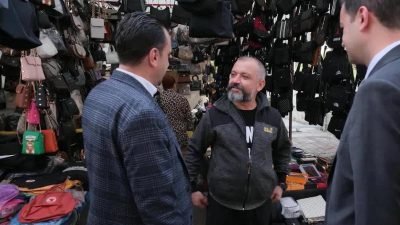 CHP Manisa Milletvekili Bekir Başevirgen, Antalya Muratpaşa'da kurulan pazar yerinde