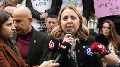 CHP Ankara Milletvekili Semra Dinçer, Esenyurt Belediyesi önünde kayyuma karşı düzenlenen nöbette;