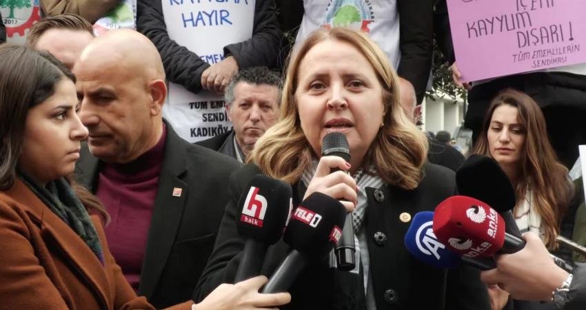 CHP Ankara Milletvekili Semra Dinçer, Esenyurt Belediyesi önünde kayyuma karşı düzenlenen nöbette;