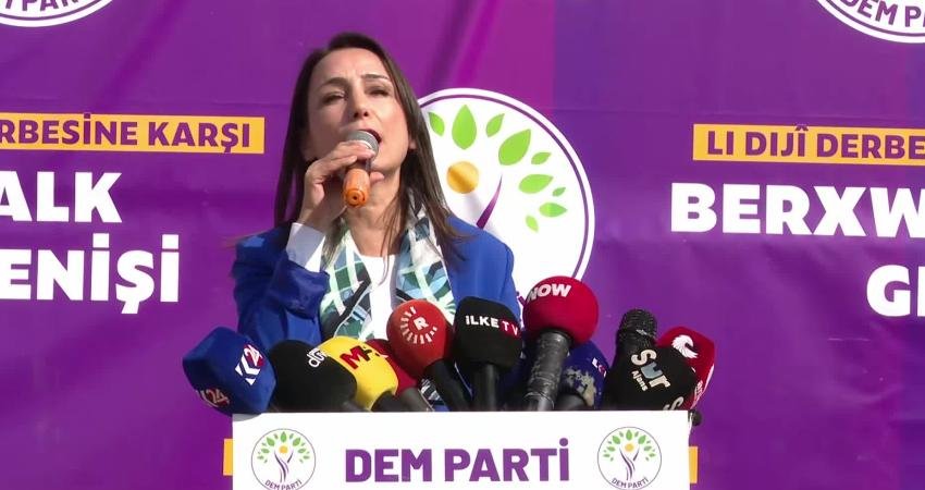DEM Parti Grup toplantısını Mardin Belediyesi önünde yaptı. Burada konuşan