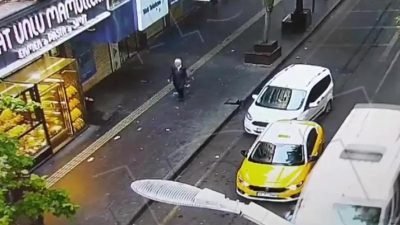 Diyarbakır’da alkollü olduğu öğrenilen ve elindeki satırla çevredeki dört esnafı