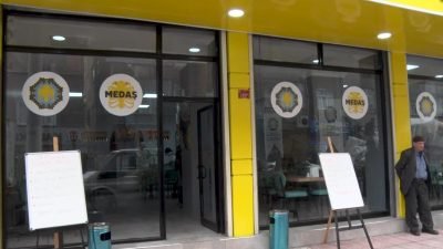Diyarbakır Büyükşehir Belediyesi’nin, Bağlar ilçesinde açtığı Halk Lokantası’ndan faydalanan yurttaşlar,