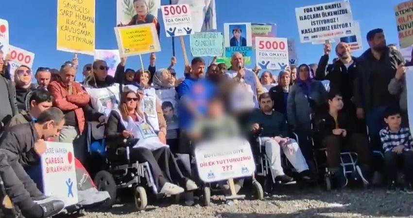 Sağlık Bakanlığı önünde bir araya gelen Duchenne Musküler Distrofi (DMD)