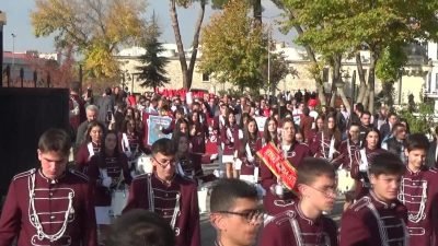 Edirne’de birincisi gerçekleştirilen "Topraktan Sofraya Edirne Gastronomi Festivali", kortej yürüyüşüyle